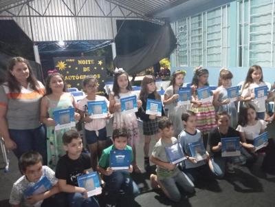 Noite de AutÃ³grafos reuniu centenas de pessoas em Rio Bonito do IguaÃ§u